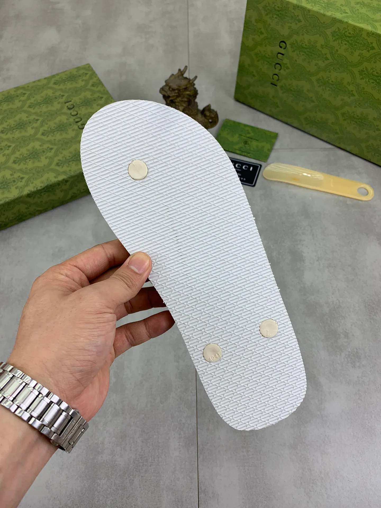 Men's men's shoes 💰P220💰【New style】🆘【GUCCI】Official website's popular Gucci adult couple 🧑‍🤝‍🧑 style, children's flip-flops are on sale at the counter simultaneously! Original fabric imported from Italy. Original bottom provided by the original factory. Size: Adult 36-45. Children’s size: 30-37. Multiple colors available.
